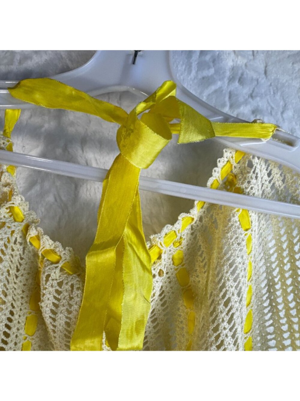 Vtg Handmade Crochet Cream & Yellow Ribbon Tie half apron With Scalloped Edges - Picture 6 of 9